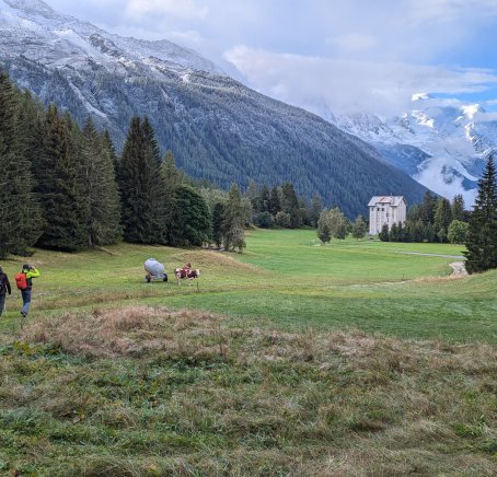 Photo de la sortie de patients et patientes en cardiologie des HUG en octobre 2024 autour du Mont Blanc